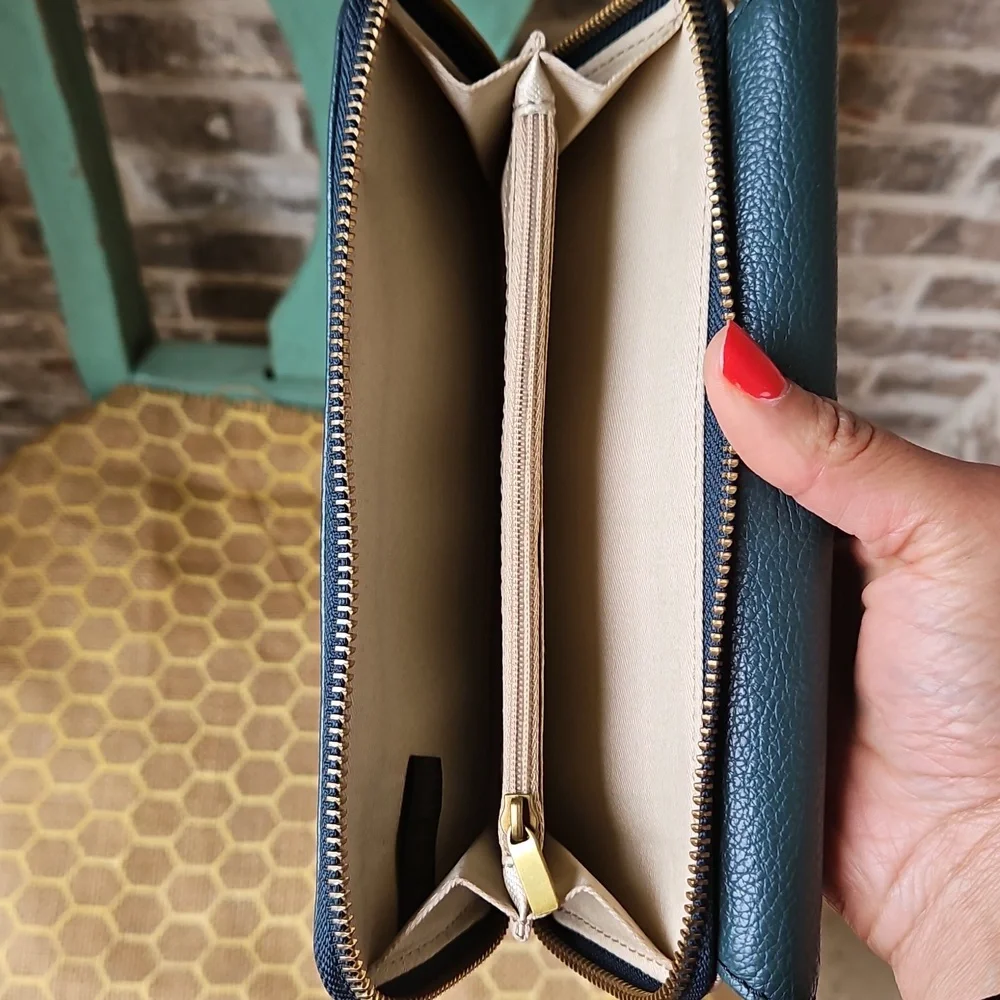 NWOT Fossil Forest Green Ziparound Wallet - Picture 5 of 6